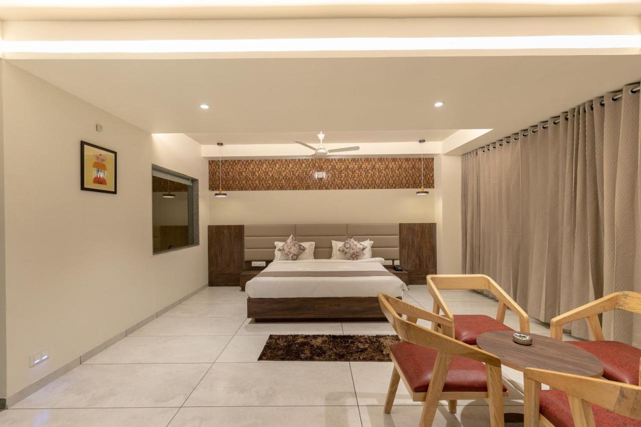 Hotel Silvera Grand アーメダバード エクステリア 写真