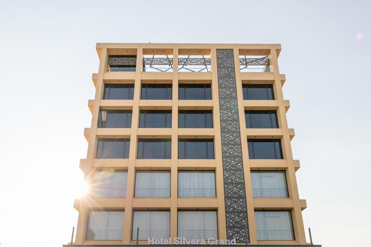 Hotel Silvera Grand アーメダバード エクステリア 写真