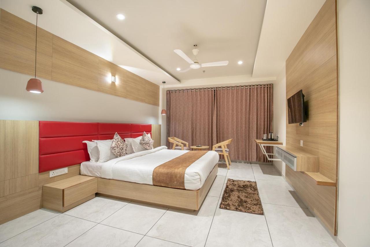 Hotel Silvera Grand アーメダバード エクステリア 写真