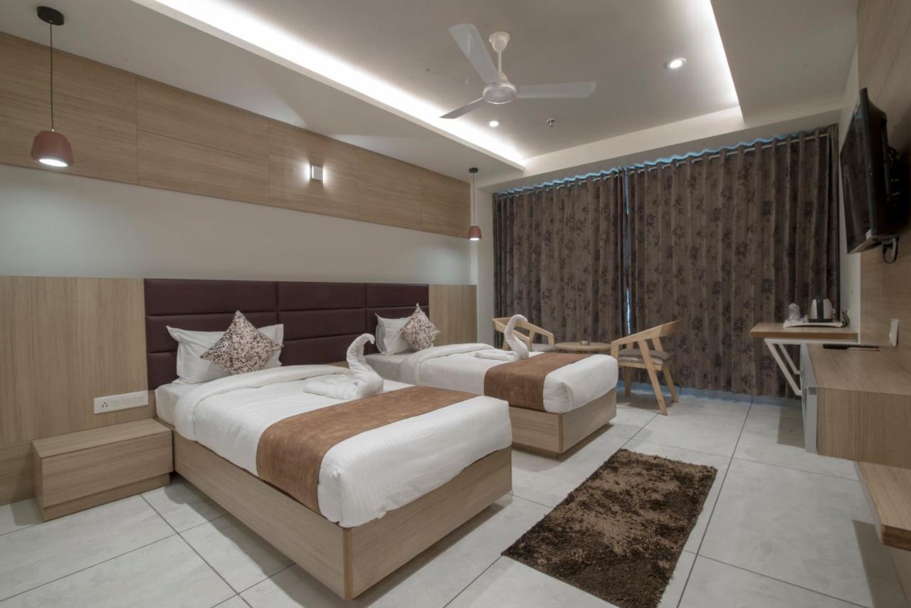 Hotel Silvera Grand アーメダバード エクステリア 写真