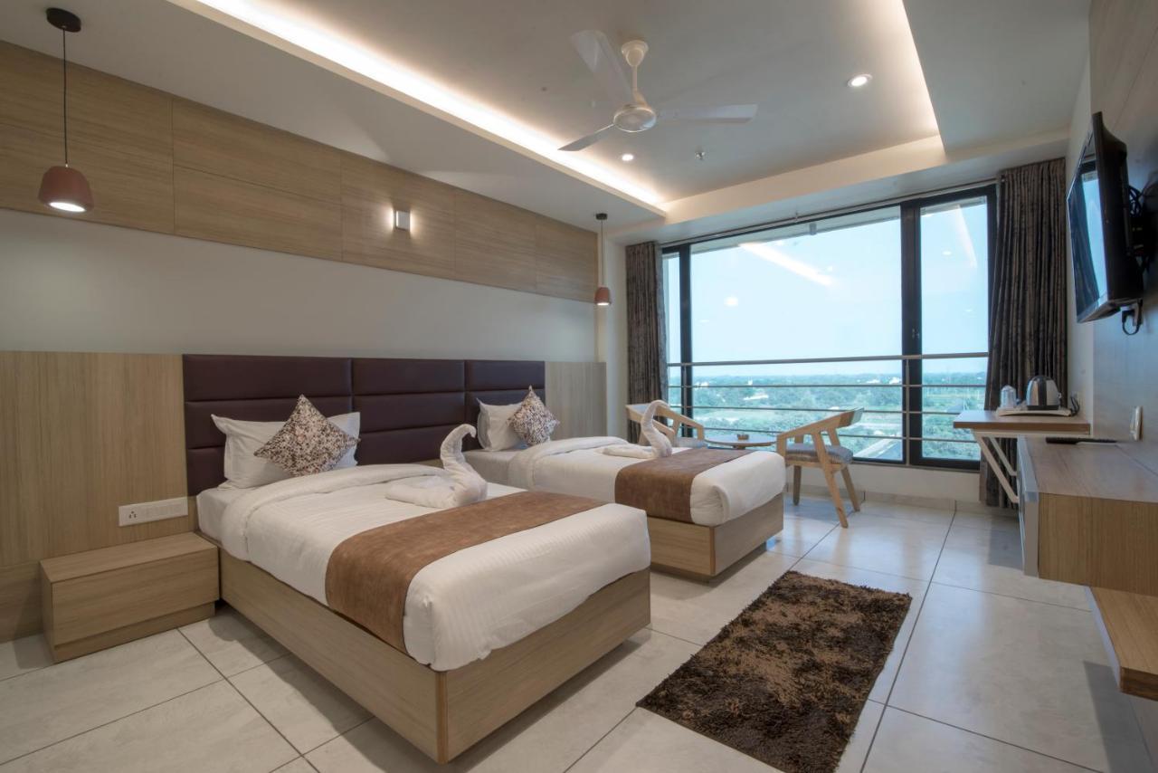 Hotel Silvera Grand アーメダバード エクステリア 写真