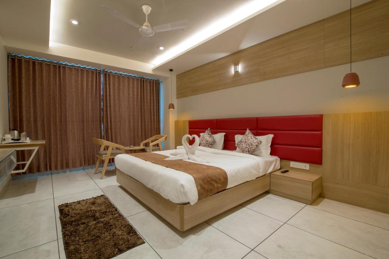 Hotel Silvera Grand アーメダバード エクステリア 写真