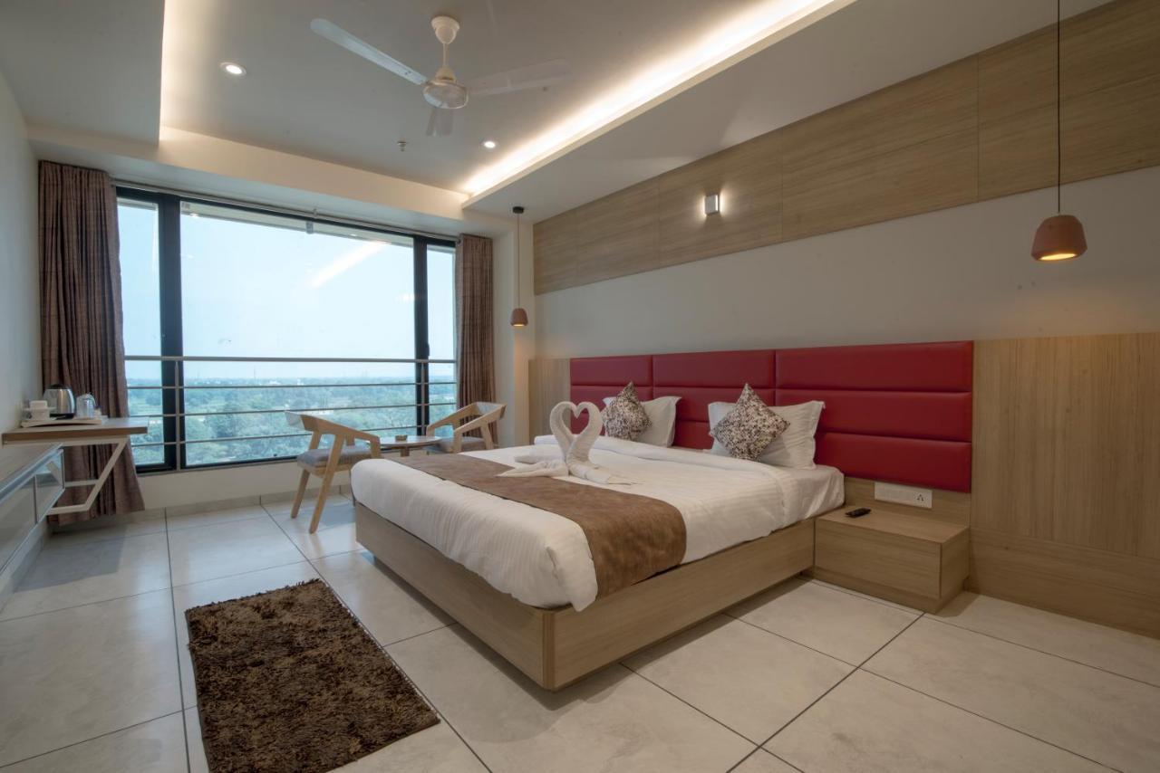 Hotel Silvera Grand アーメダバード エクステリア 写真